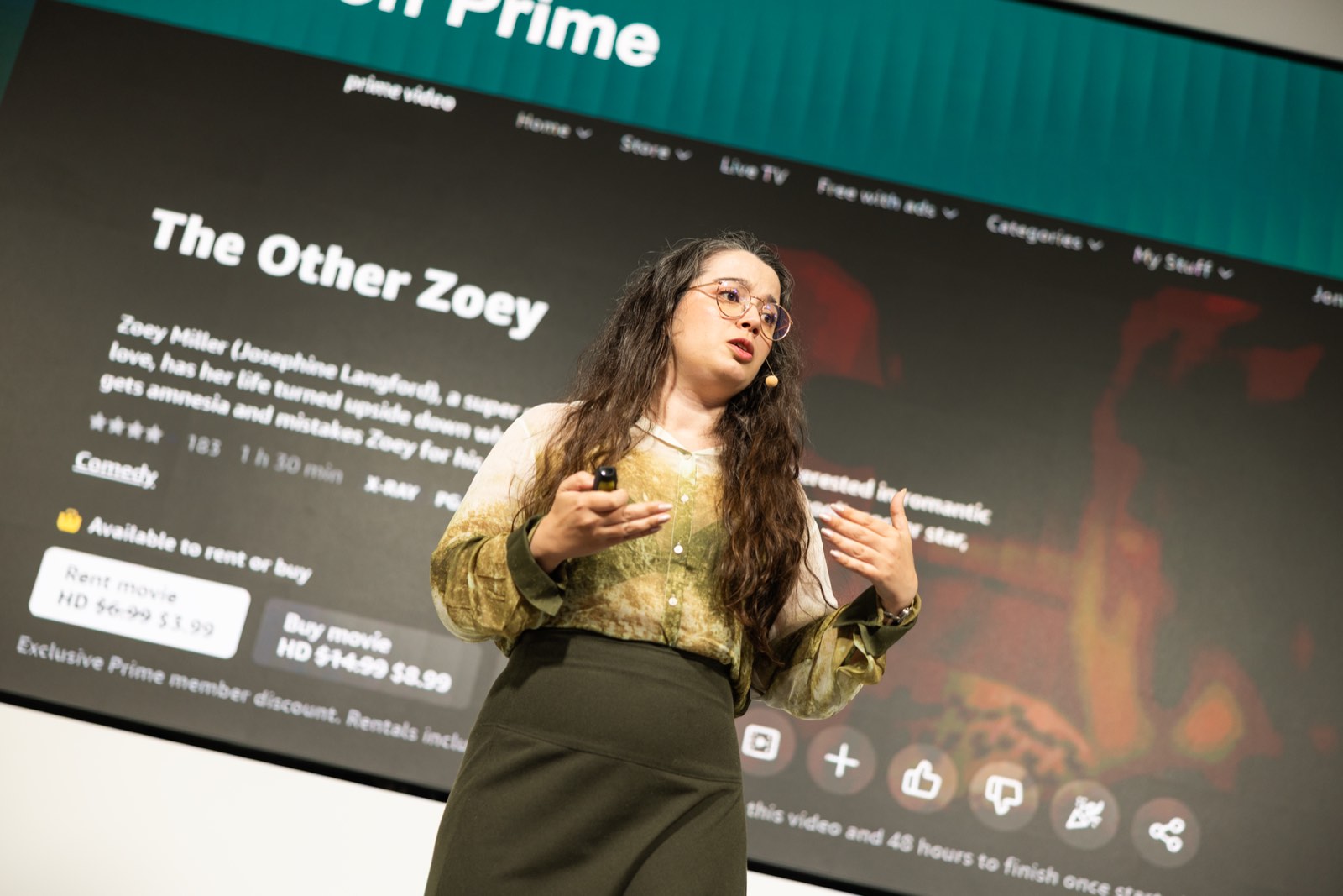 Joana Cerejo dissecting a live product example on stage